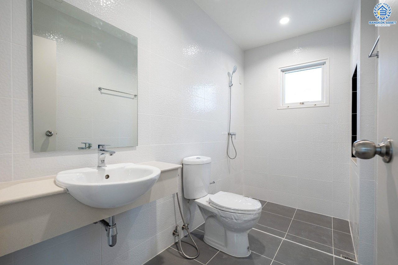 บ้านมือสองตกแต่งใหม่ โครงการ ชวนชื่นโมดัส แจ้งวัฒนะ เนื้อที่ 51.6 ตร.ว. ฟังก์ชัน 3 ห้องนอน 3 ห้องน้ำ จอดรถได้ 2 คัน รองรับทุกการอยู่อาศัย บนทำเลเดินทางเข้า-ออกเมืองสะดวก เชื่อมต่อถนนเลี่ยงเมืองปากเกร็ด, ถนนแจ้งวัฒนะ, ถนนติวานนท์ ใกล้รถไฟฟ้าสายสีชมพู "สถานีเลี่ยงเมืองปากเกร็ด" ทางด่วน "แจ้งวัฒนะ" และเซ็นทรัล แจ้งวัฒนะ